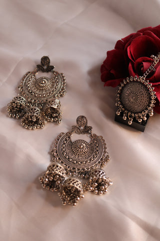 Shramya Chandelier Chandbalis Earring with Maang Tika Set