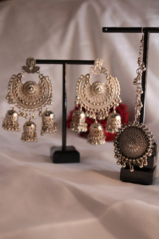 Shramya Chandelier Chandbalis Earring with Maang Tika Set