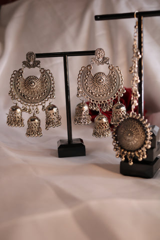 Shramya Chandelier Chandbalis Earring with Maang Tika Set