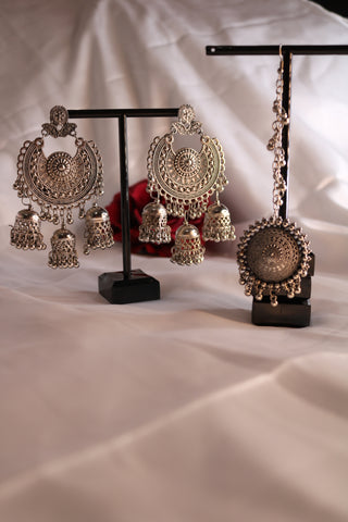 Shramya Chandelier Chandbalis Earring with Maang Tika Set